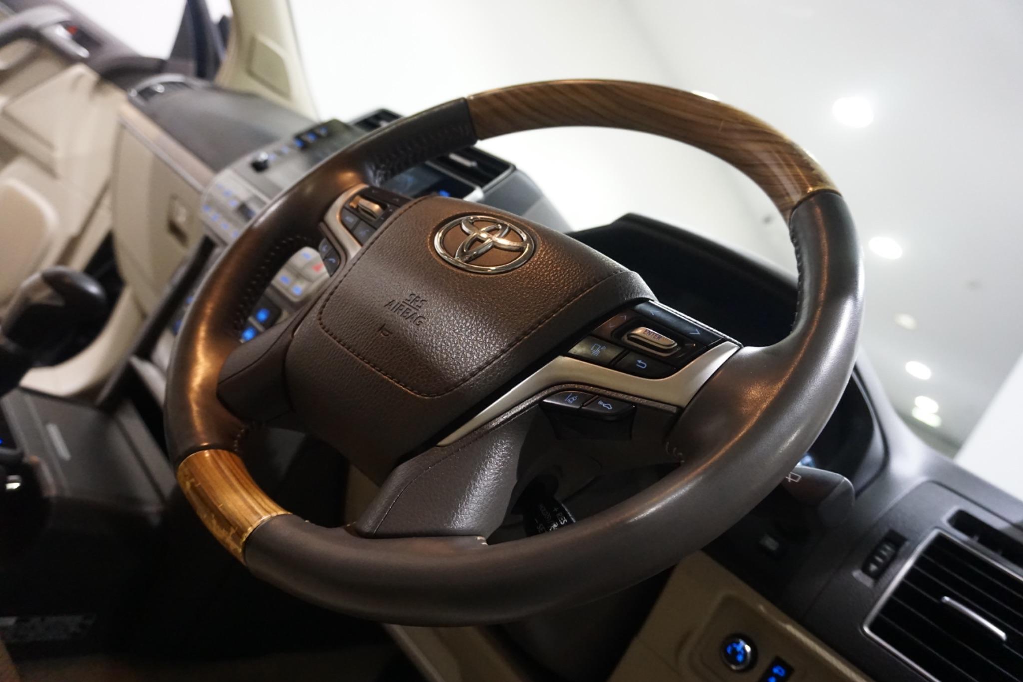 Toyota Land Cruiser 2.8D Invincible Auto 4WD Euro 6 (s/s) 5dr (7 Seat)